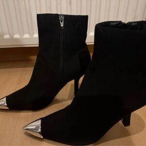 Elegant Black Heeled Boots with Silver Tips